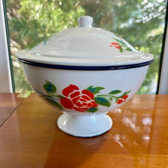 Vintage Enamel Footed Bowl with Lid – Red Rose Floral Design, 9” Diameter - Picture 5 of 11